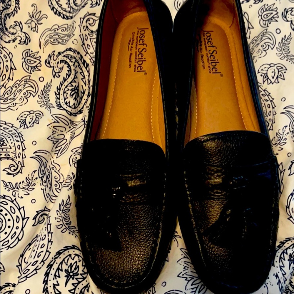 Black Loafers too narrow for me. Size 10